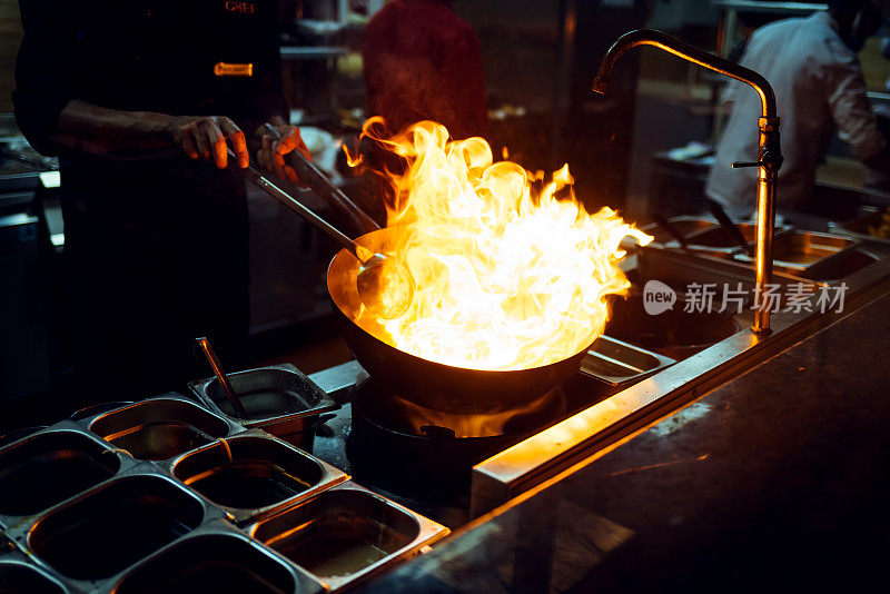 厨师在餐厅为特殊的客人准备饭菜