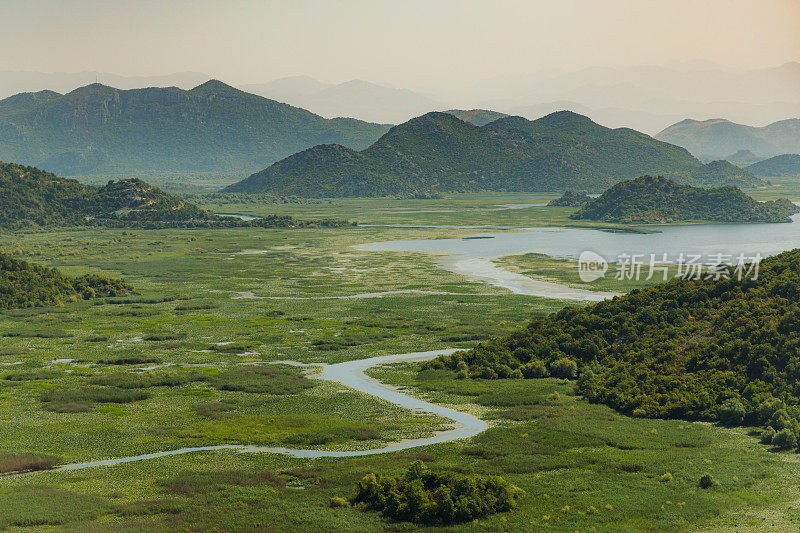 风景优美的鸟瞰图，绿色山谷与河流和山脉在斯达卡湖国家公园，黑山