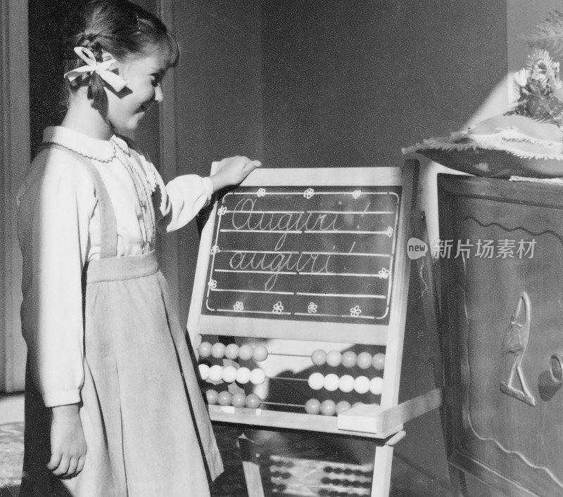 黑板前的小女孩。1955年。