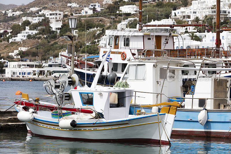 希腊帕罗斯港的传统渔船