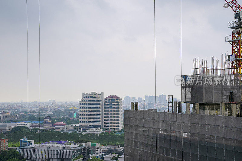 间隔拍摄的城市。视野高，建设高层建筑为前景。