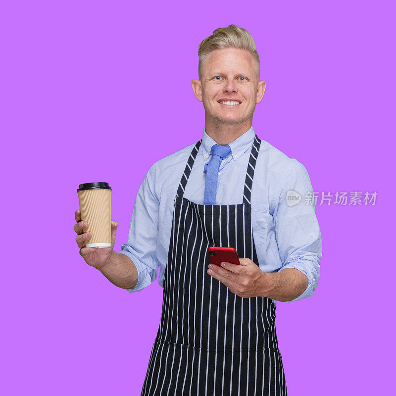 白人男性屠夫站在紫色背景前，穿着围裙，拿着咖啡杯，用手机