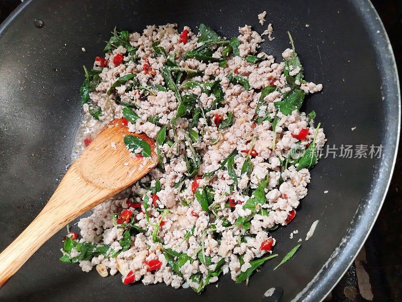 烹饪辣鸡罗勒-食物准备。