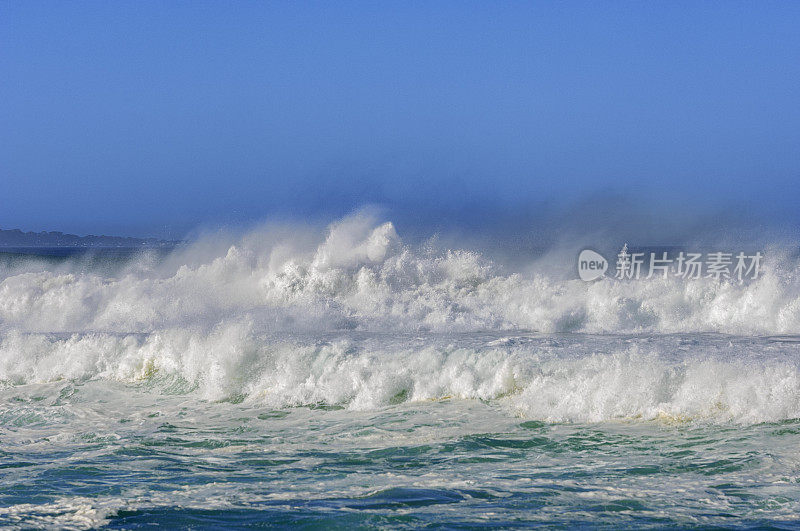 加利福尼亚海岸外汹涌的大海浪