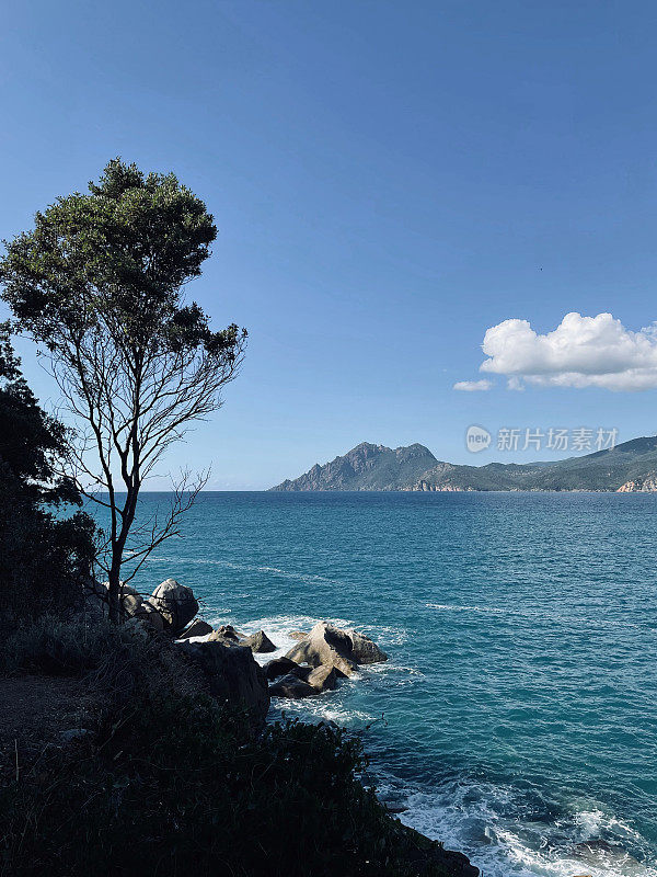 崎岖的地中海海岸线和大海