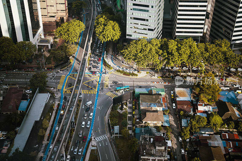 白天，无人机在吉隆坡市中心的路口拍摄