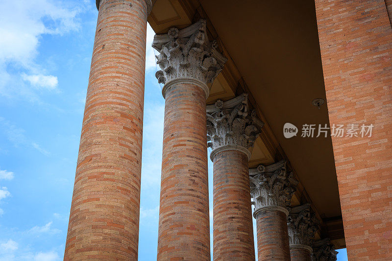 意大利古老教堂的圆柱建筑细节