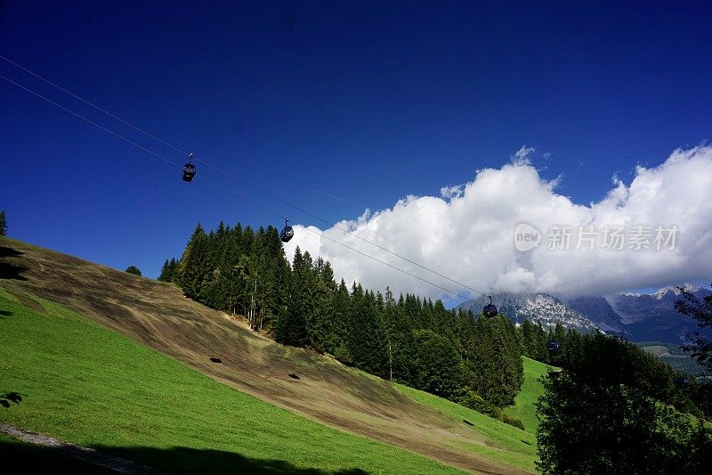 山区铁路埃尔茂-哈特凯泽班。现代的10座Hartkaiser贡多拉缆车从埃尔茂的山谷车站(820米)直达Hartkaiser的登山滑雪天堂(1550米)，只需9分钟。