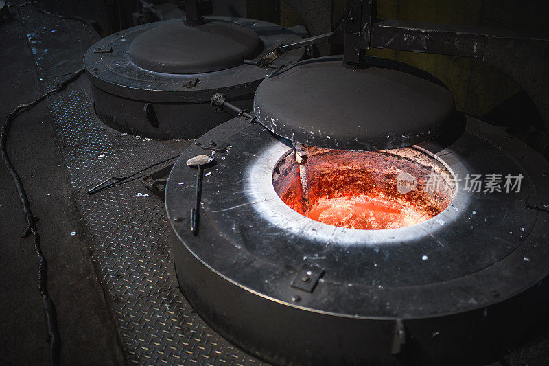 铸造用坩埚炉。熔化钢铁