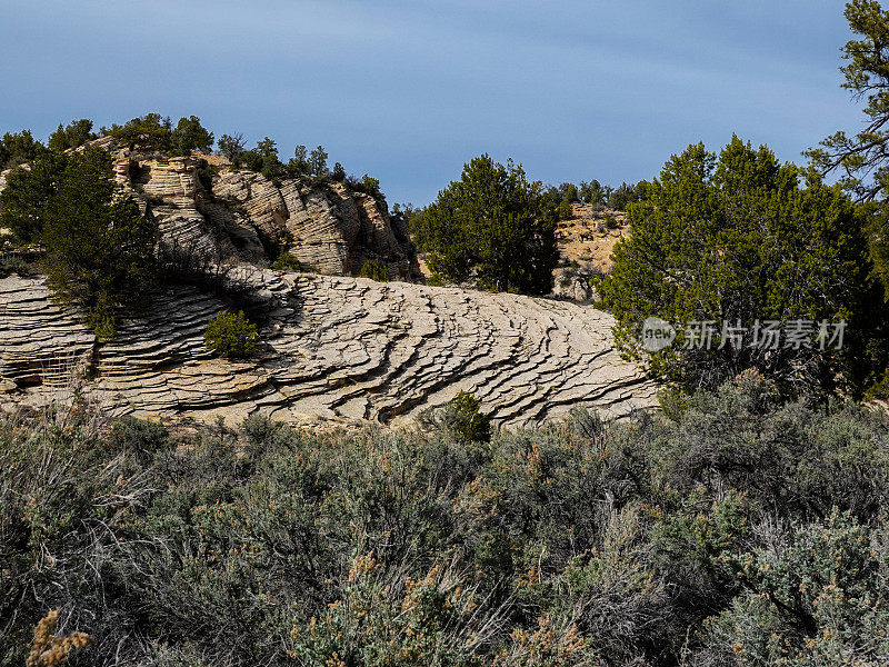 侵蚀着不同的砂岩层。