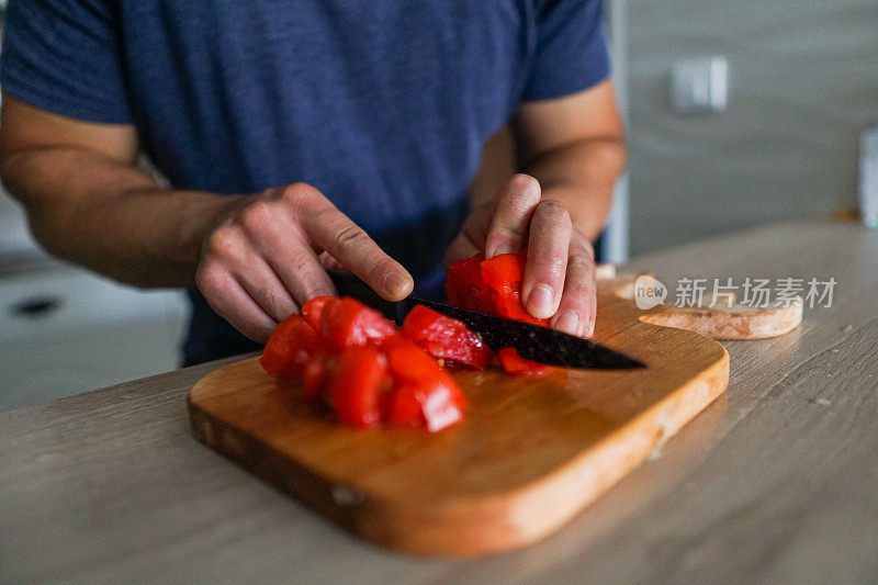 切西红柿的人，准备做饭用的西红柿