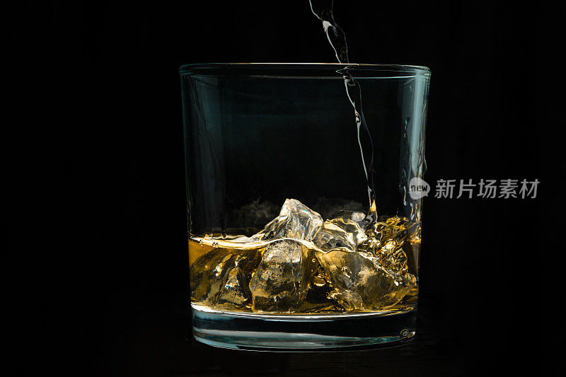 威士忌在冰上