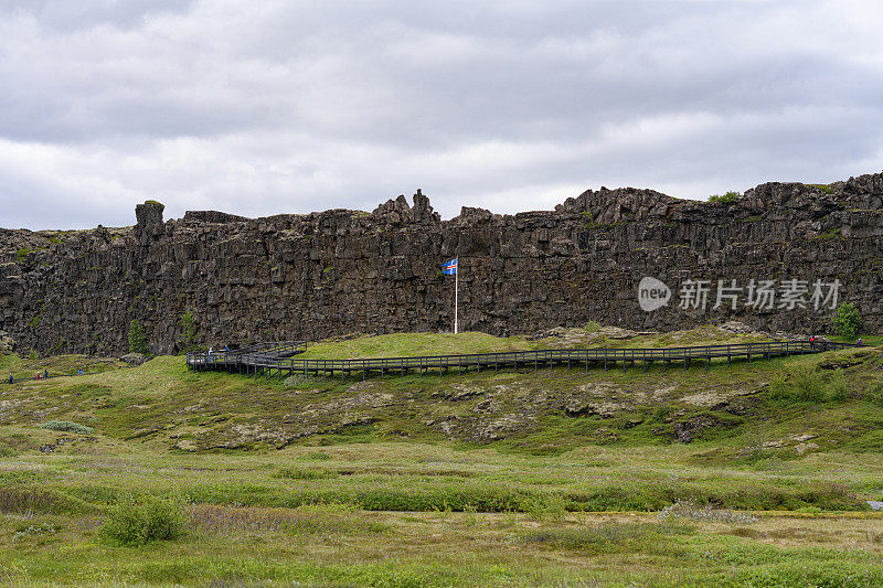 冰岛旗位于冰岛两个构造板块之间