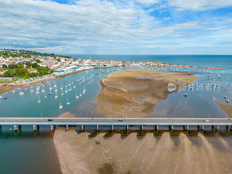 退潮时的Teignmouth和Shaldon桥，展示“Salty”