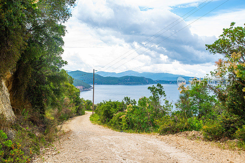 地中海沿岸尘土飞扬的道路，俯瞰美丽的帕尔加市