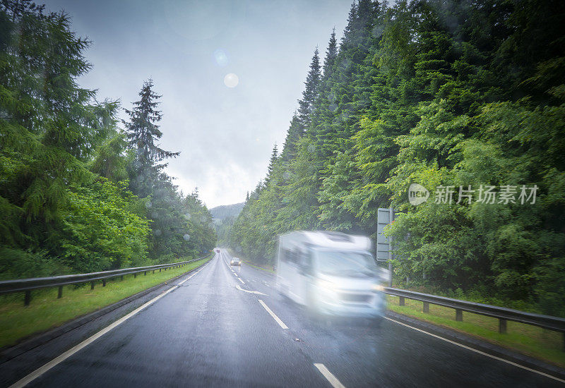 英国雨天在多雾的路上开车