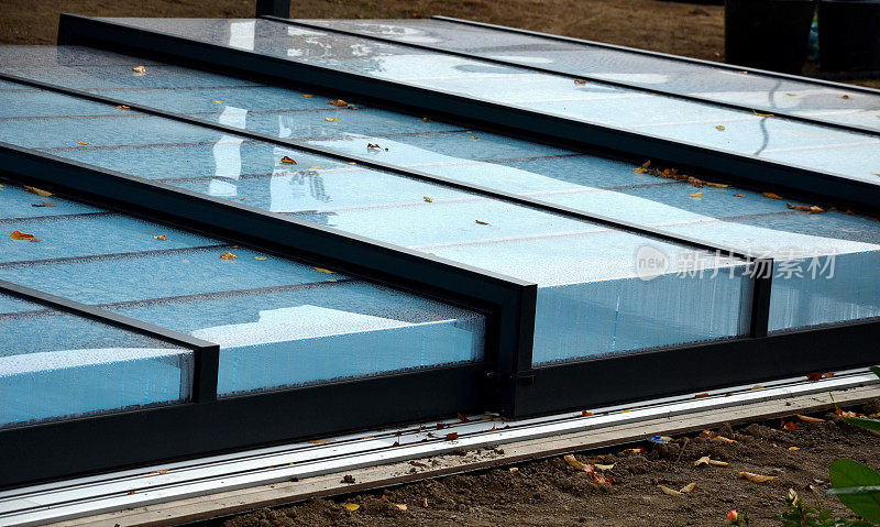 折叠池屋顶。外壳由铝和有机玻璃制成，安装在轨道上。保护泳池不受环境污垢的影响，防止热泄漏，并帮助积累来自太阳的热量