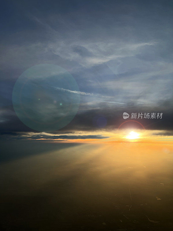 驾驶舱视角太阳升起后的云层与镜头耀斑