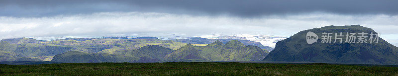 冰岛冬季风景全景，有火山、冰川和冰川侵蚀平原