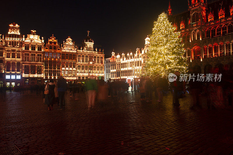 比利时布鲁塞尔著名的历史大广场和市政厅的圣诞装饰