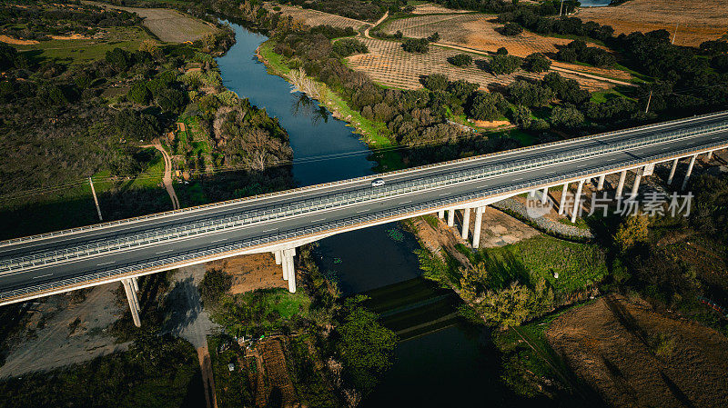 沿着葡萄牙的道路和桥梁，航拍的过境图像具有史诗般的场景。