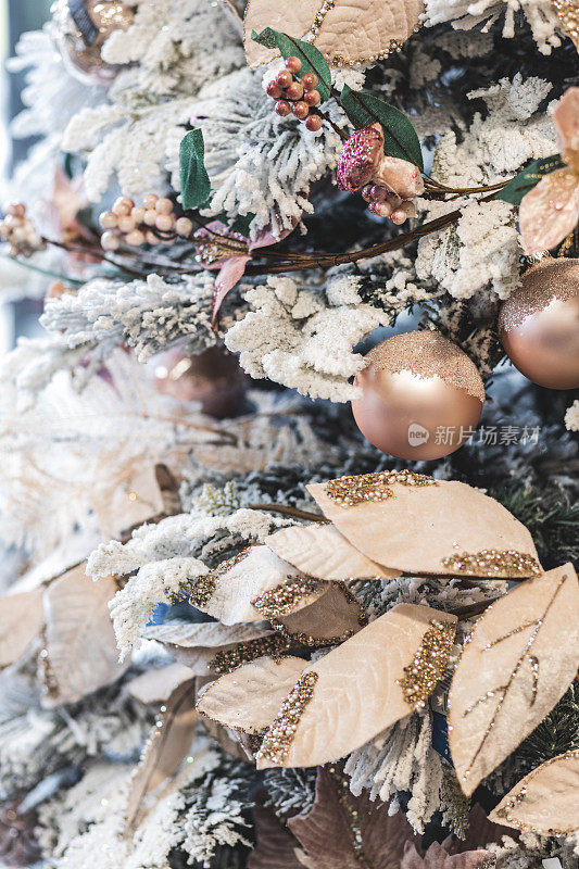 新年的美丽背景与圣诞树和饰品与光焦