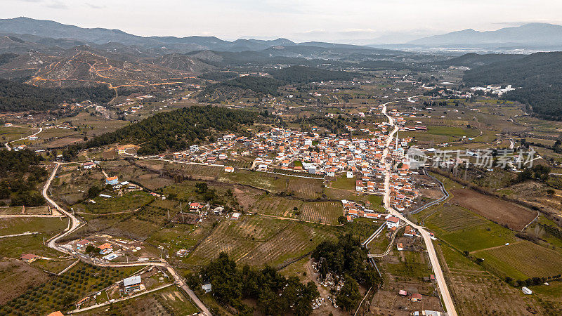 土耳其伊兹密尔门德尔斯地区村庄的全景鸟瞰图