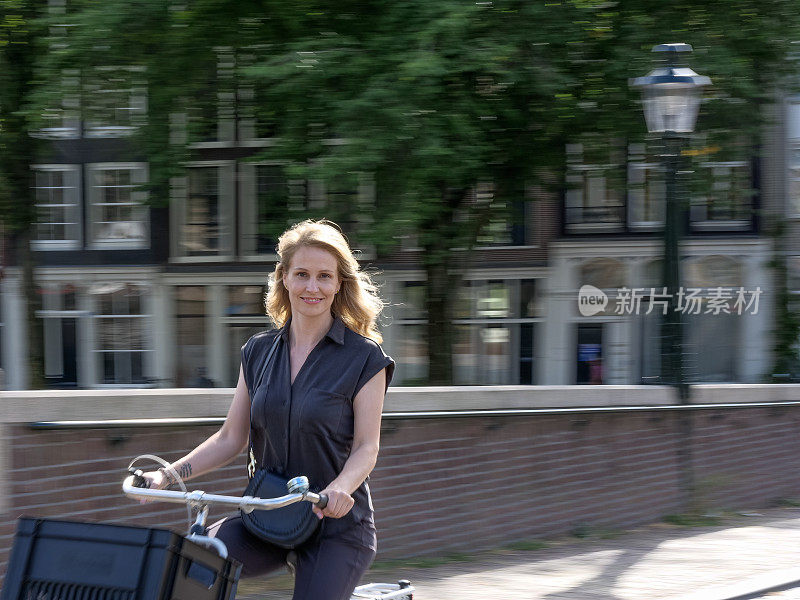 在阿姆斯特丹，一个骑自行车的女人的肖像