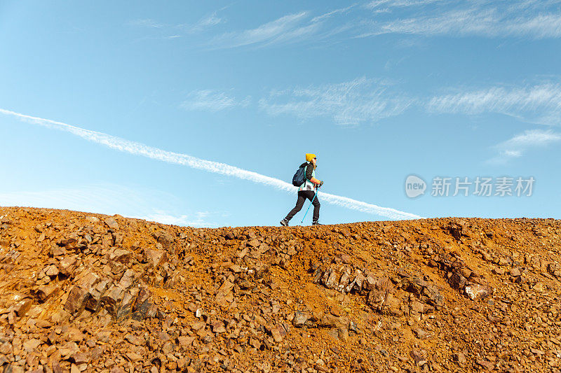 冬季徒步旅行和积极的生活方式