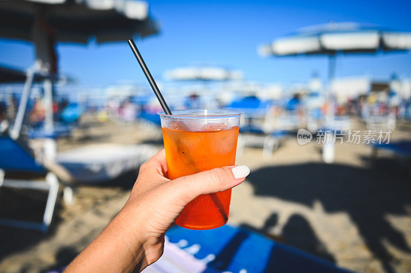 离焦海滩背景的夏日鸡尾酒特写。