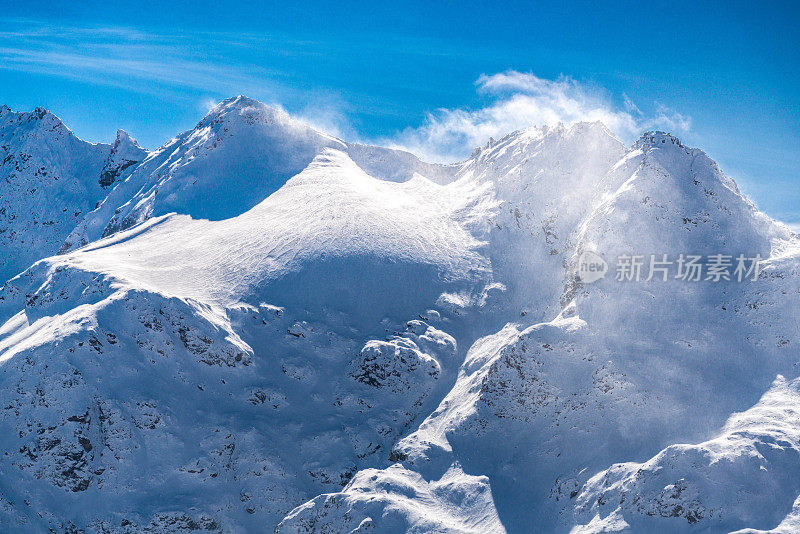 厄尔布鲁士峰的山脉，厄尔布鲁士地区，俄罗斯