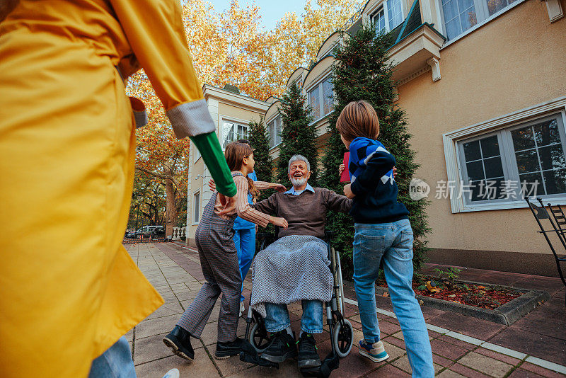 兴奋的老人和孙子们在养老院。