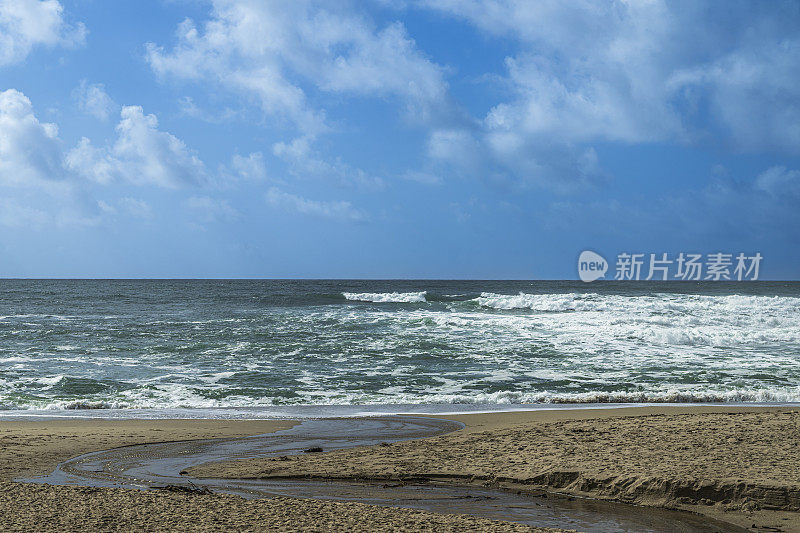 加利福尼亚海岸海滩上的海浪