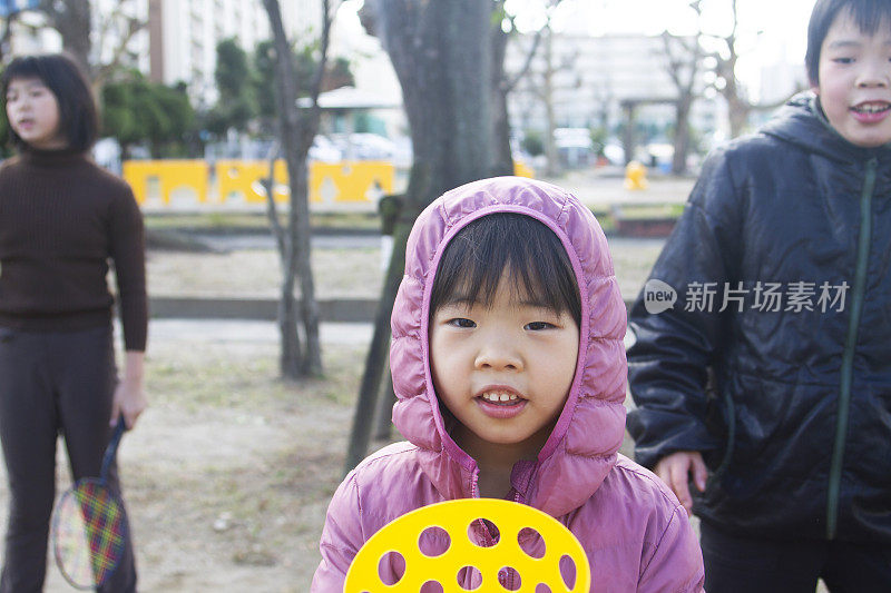 小女孩在公园里玩兄妹游戏