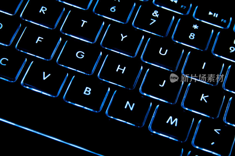蓝色发光键盘。