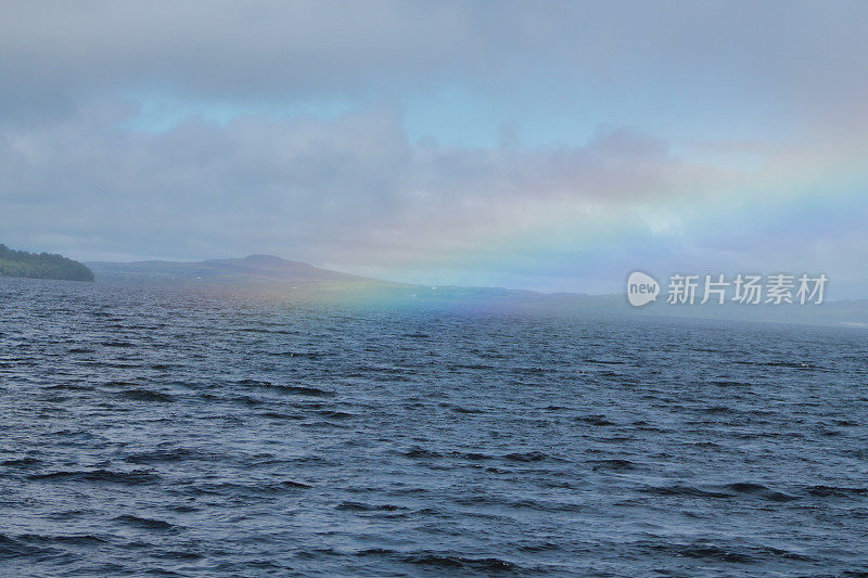 上厄恩湖上空的彩虹