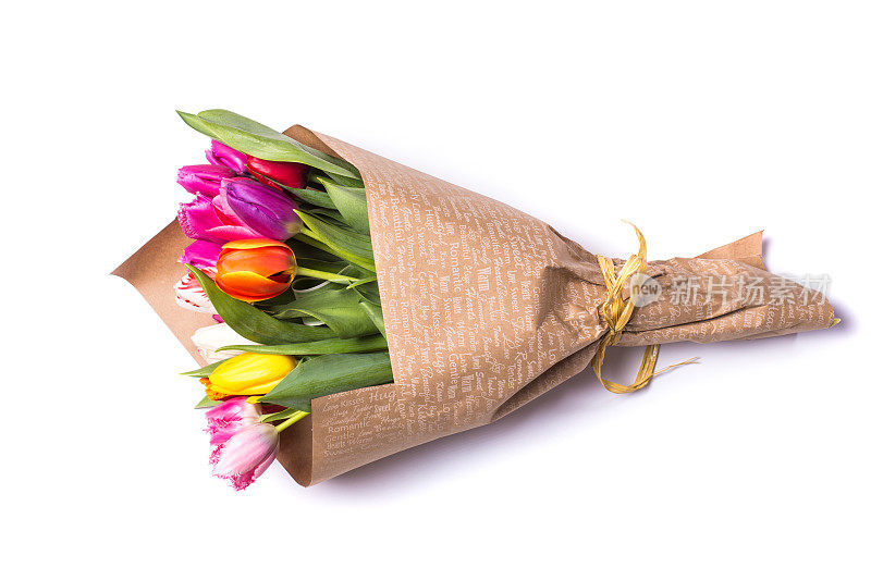 一束用礼品纸包着的春天郁金香花
