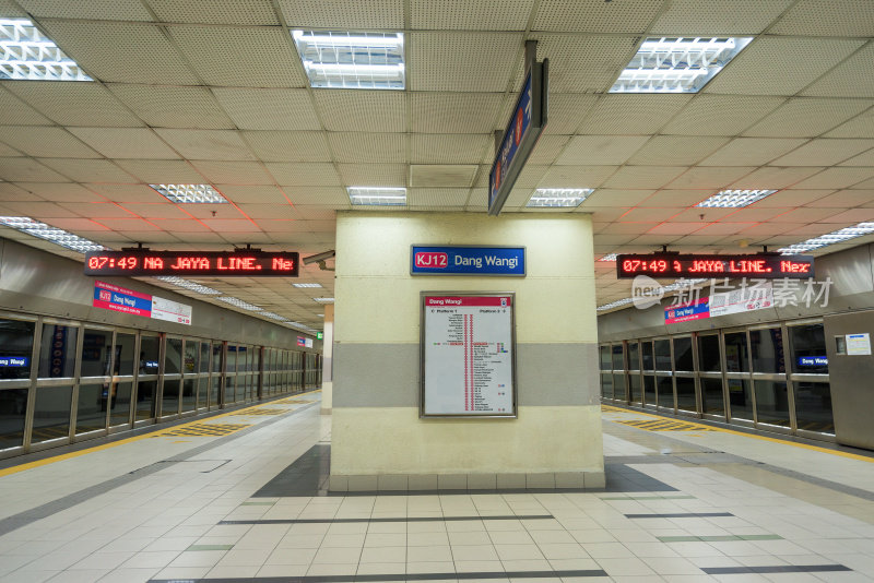 公众在吉隆坡使用轻轨交通服务