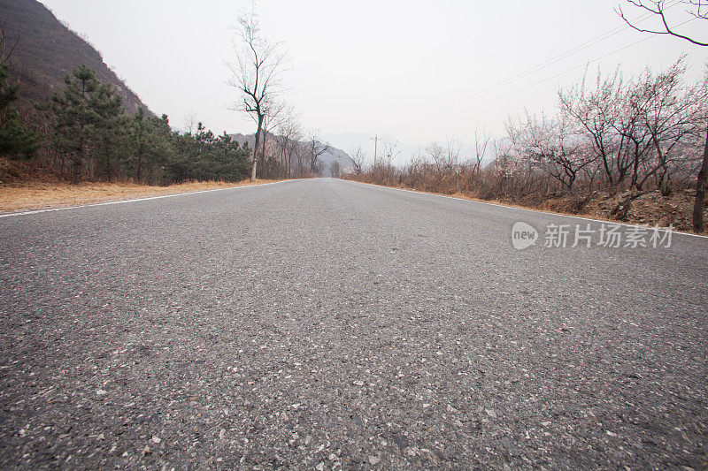 中国北京，崎岖的山路笼罩在雾霾之中