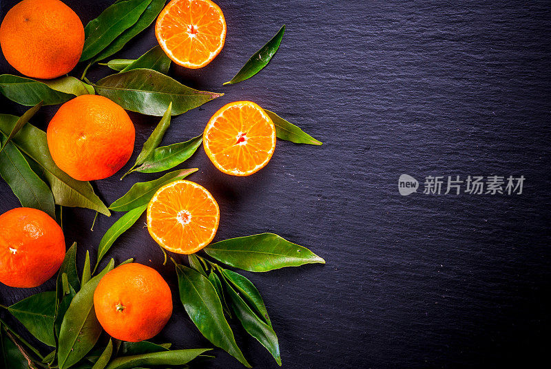带叶子的新鲜橘子