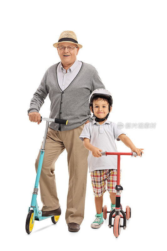 一个老人和一个骑着摩托车的小男孩