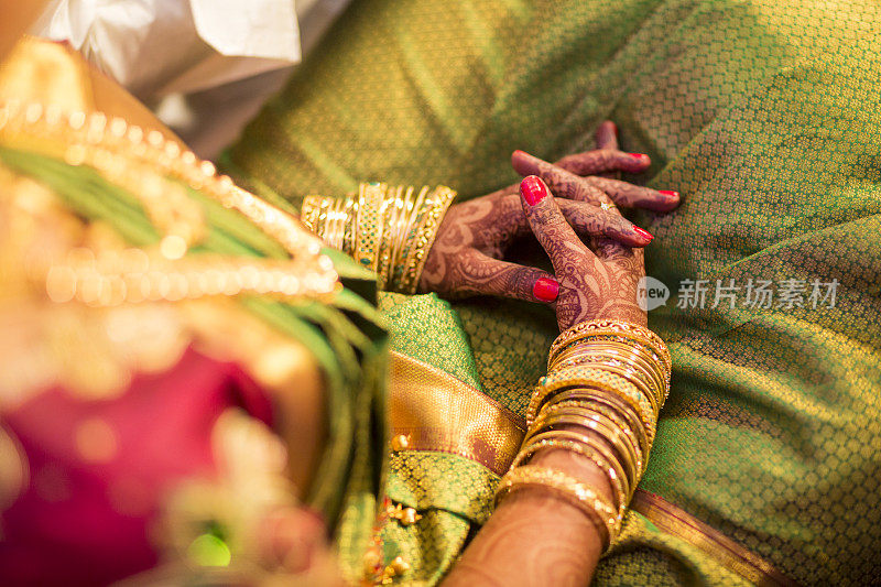 装饰精美的印度新娘的手