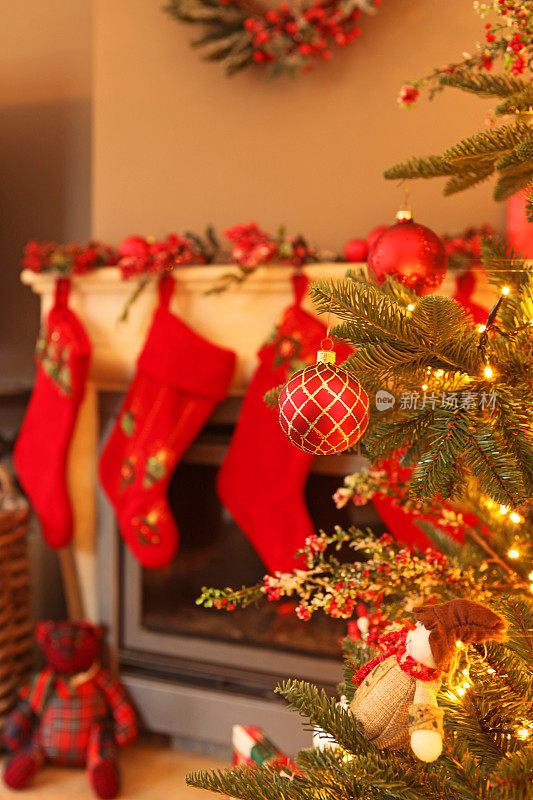 圣诞树和壁炉架与红色圣诞袜