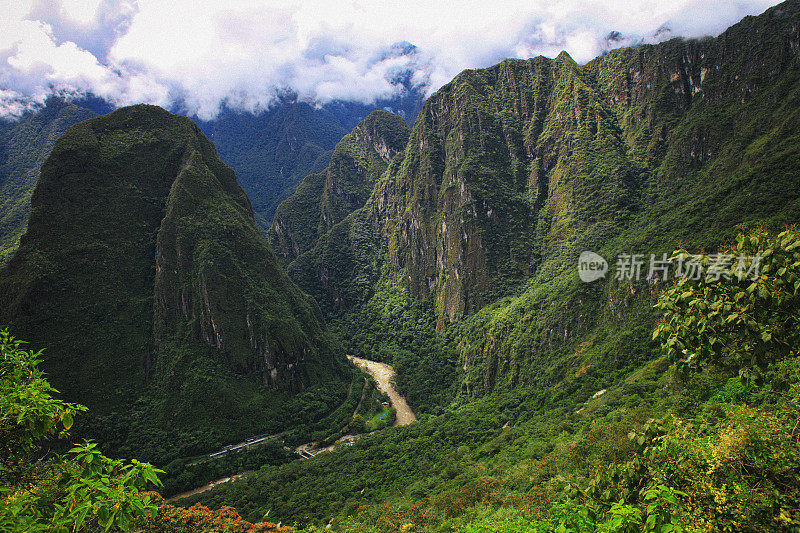 秘鲁安第斯山脉的乌鲁班巴山谷