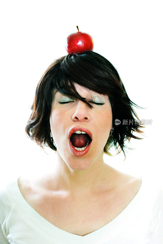 头上戴着苹果的女人