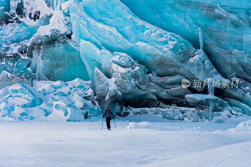 滑雪旅游通过一个古老的冰川