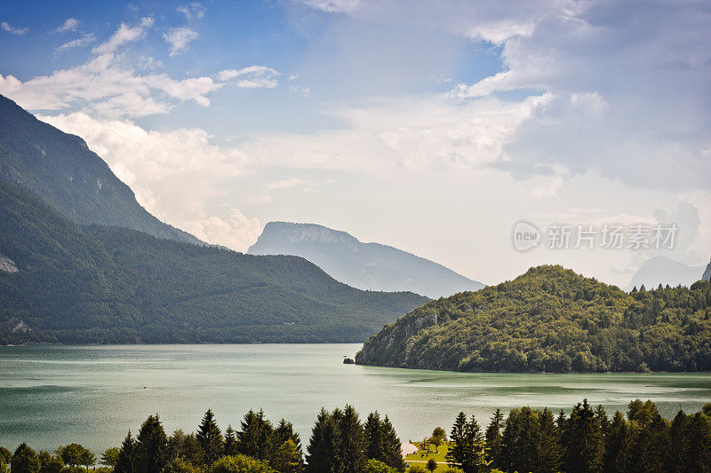 高山景观与Molveno湖，白云石在夏季