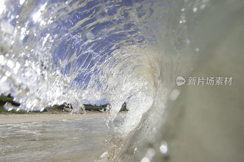 在夏威夷海滩上的海浪里