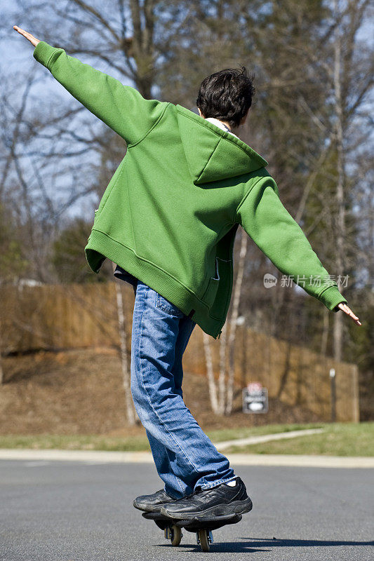 滑板上的少年