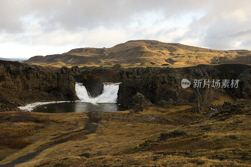Hjalparfoss瀑布,冰岛。
